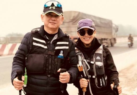 Vợ chồng chú Dean Nguyễn đi bộ xuyên Việt lúc ngoài 60 tuổi. 